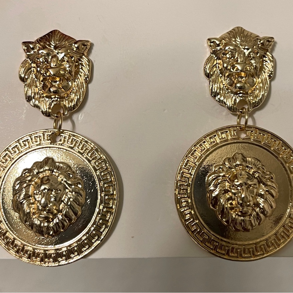 Gold round shape earrings